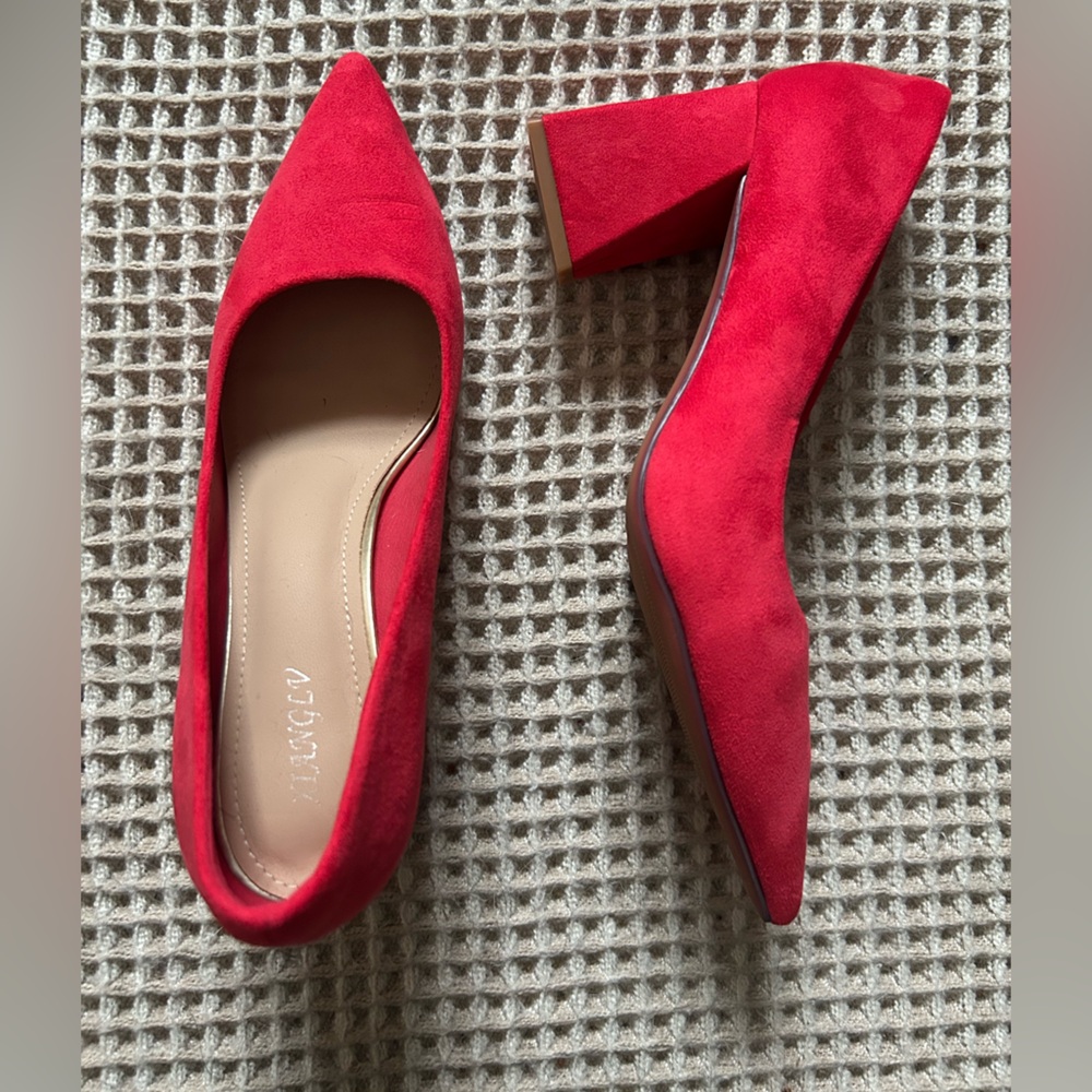 NWOT SIZE “42” (approx 9.5/10) Elegant Red Block Heel Pumps Suede Style